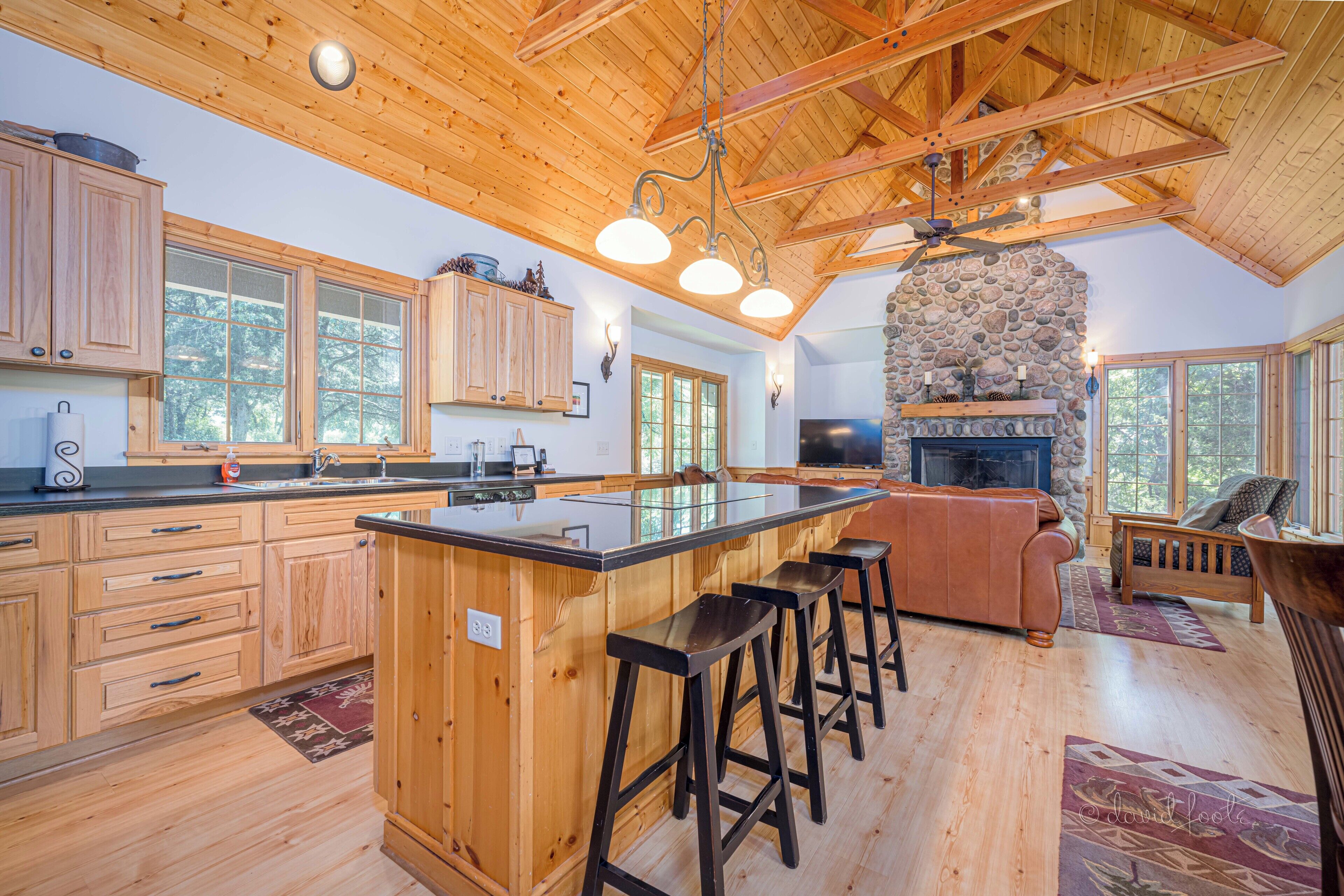 Warm up this Winter! Hot & Popular Property - 4B/3.5Bth and hot tub!