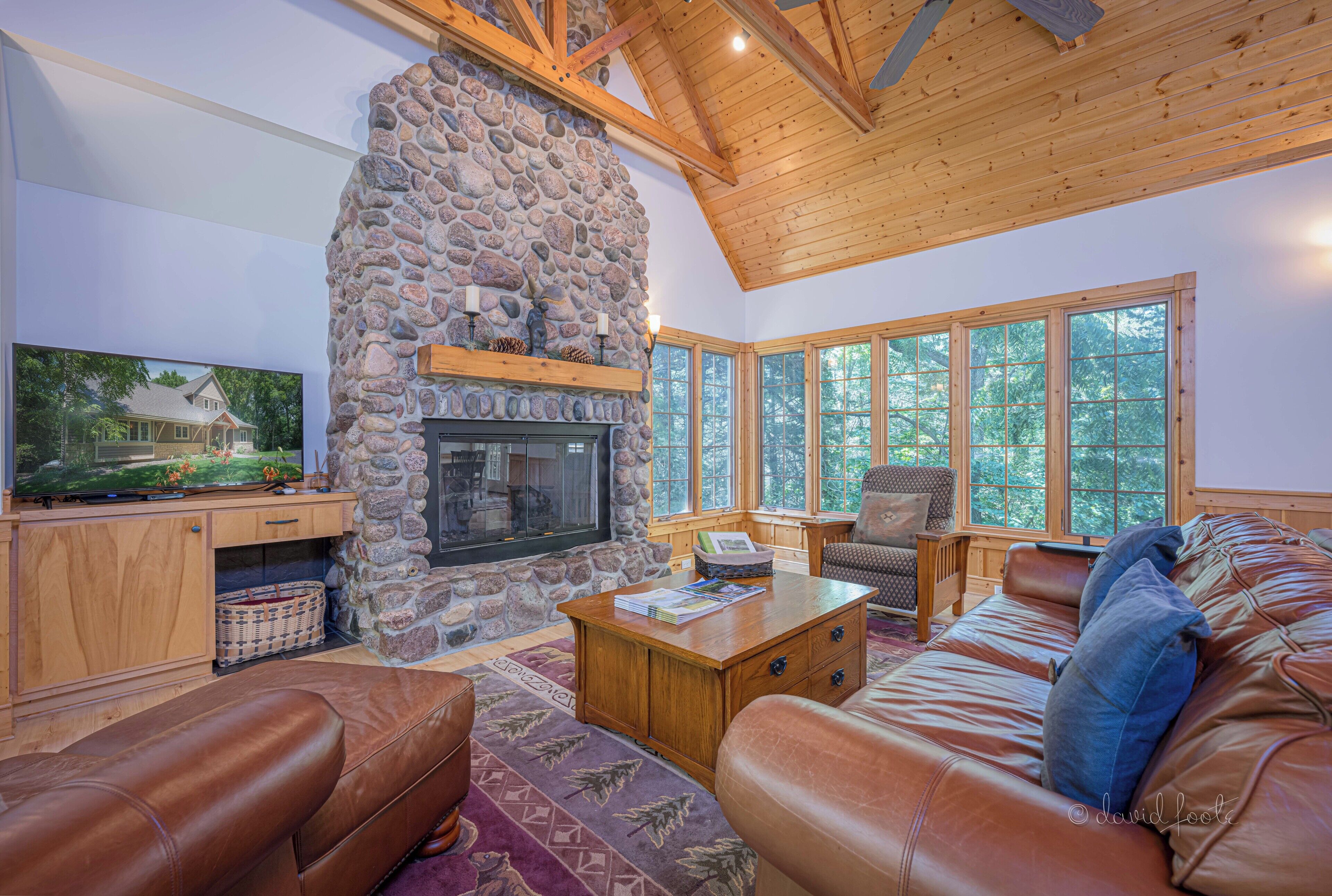 Warm up this Winter! Hot & Popular Property - 4B/3.5Bth and hot tub!