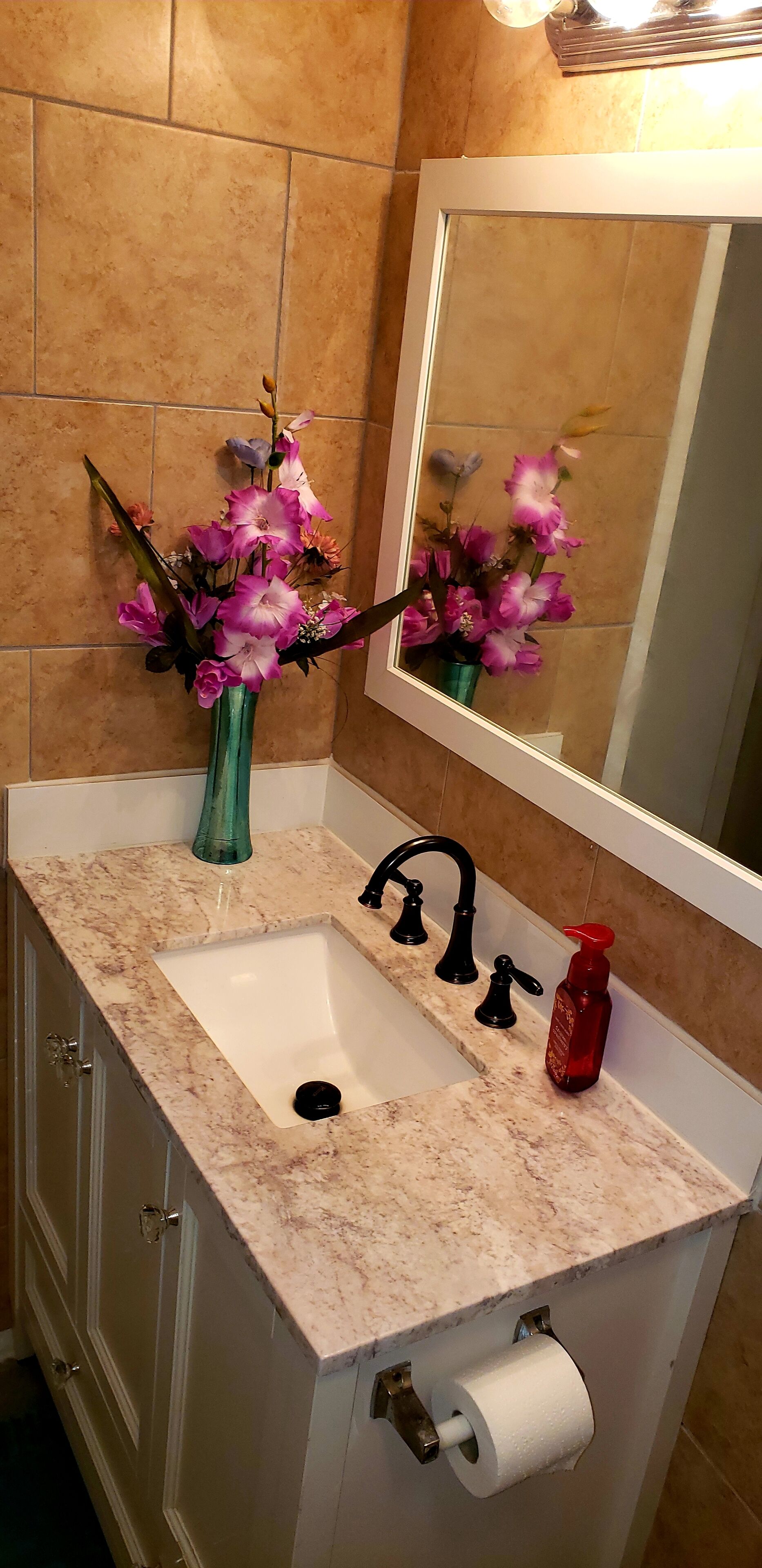 Cozy Condo, surrounds by shopping & freeways