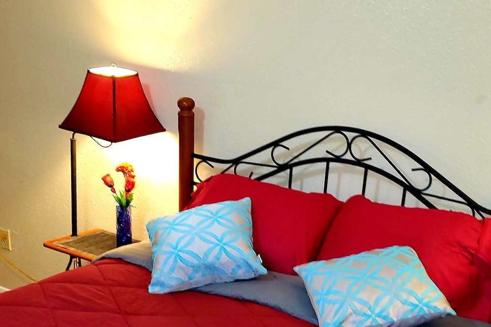 Cozy Condo, surrounds by shopping & freeways