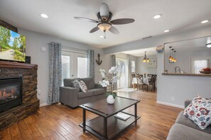 スマートテレビ、書斎 / ワークスペース