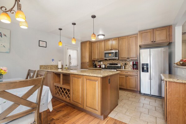 Frigorifero, microonde, forno, piano cottura