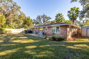 Exterior - Excellent Location! Close to Restaurants, Shopping and Beach | Private large backyard (St. Simons Island)