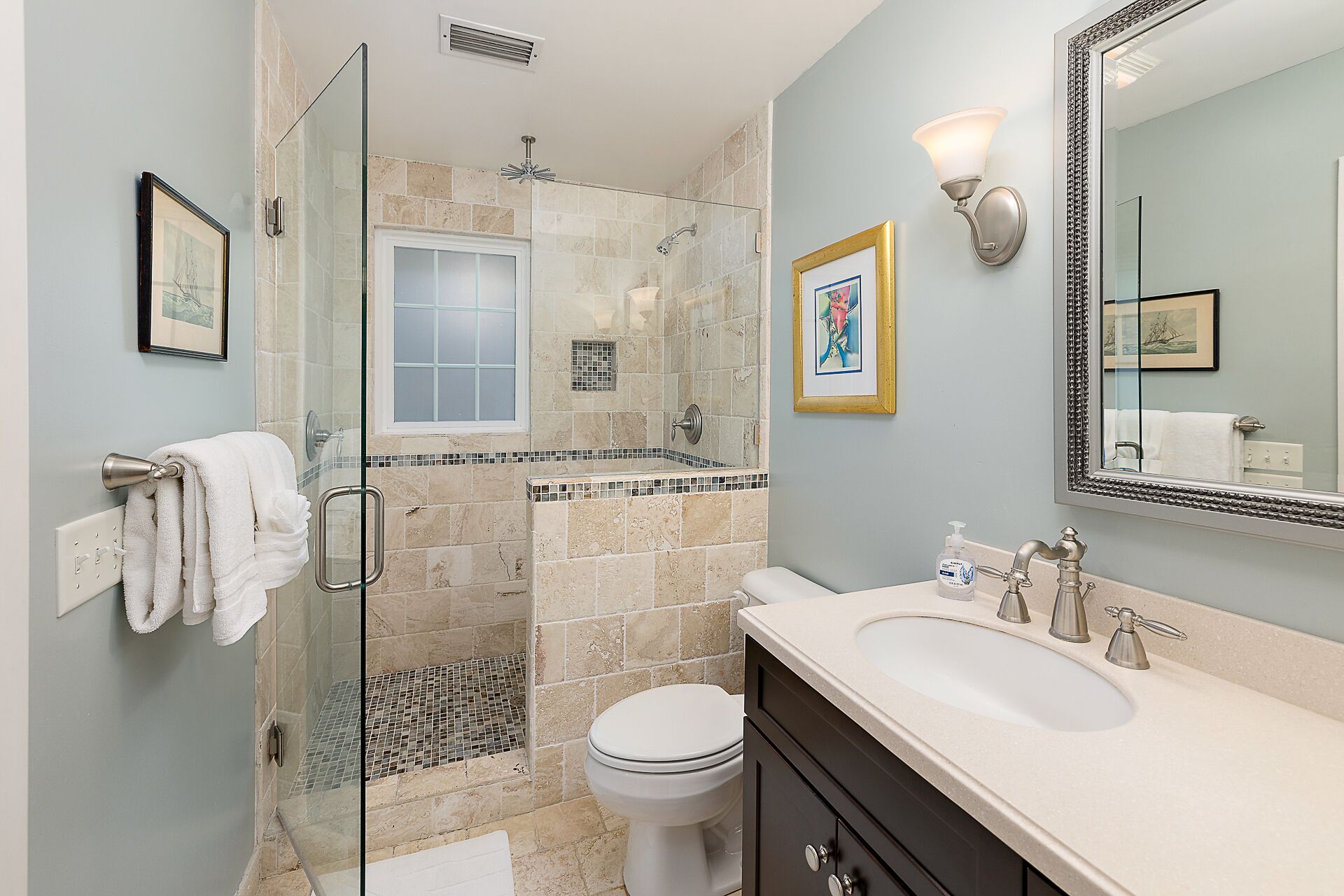 Combined shower/tub, hair dryer, towels