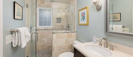 Combined shower/tub, hair dryer, towels