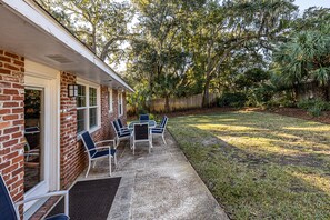 Outdoor dining - Excellent Location! Close to Restaurants, Shopping and Beach | Private large backyard (St. Simons Island)