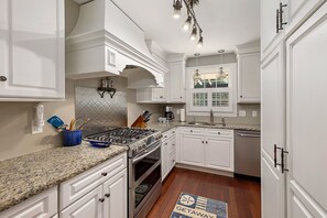 Fridge, microwave, oven, stovetop - Excellent Location! Close to Restaurants, Shopping and Beach | Private large backyard (St. Simons Island)