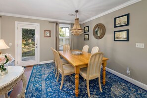 Dining - Excellent Location! Close to Restaurants, Shopping and Beach | Private large backyard (St. Simons Island)