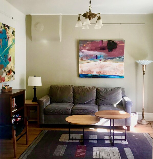 Smart-TV, Kamin, DVD-Player, Bücher