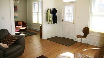 Smart-tv, eldstad, dvd-spelare och böcker