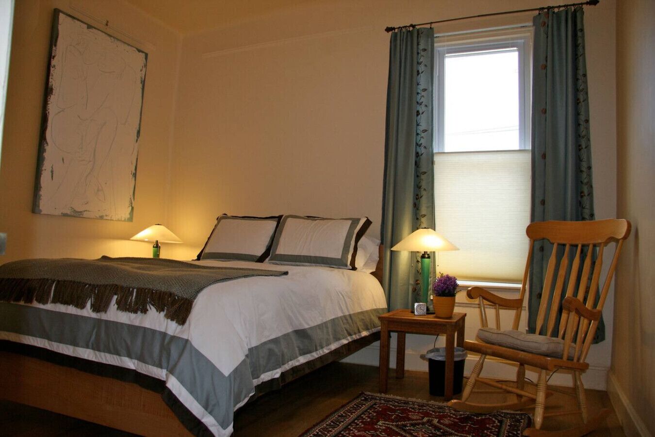 Skrivebord, strykejern/-brett, reiseseng for barn og wi-fi (inkludert)