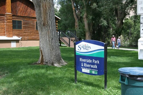 Comfort by the river & short walk to downtown.