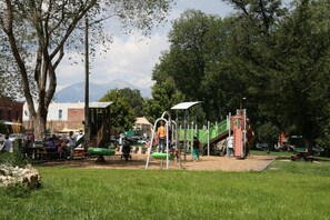Children’s area - Comfort by the river & short walk to downtown. (Salida)