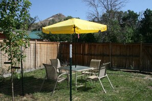 Outdoor dining - Comfort by the river & short walk to downtown. (Salida)