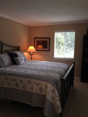2 bedrooms, iron/ironing board, free WiFi, bed sheets - June Dates Available! Close 2 Beach & Pier. Ocean Walk. 2 Pools. 5 Star Reviews. (Saint Simons Island)