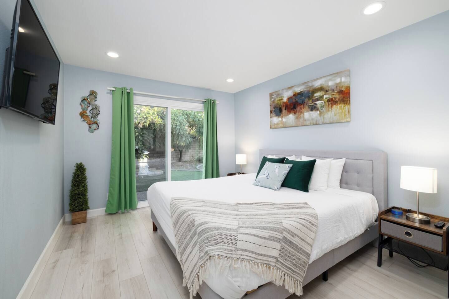 4 habitaciones, escritorio y tabla de planchar con plancha 