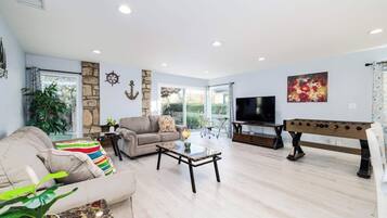 Smart TV, futbolito y oficina