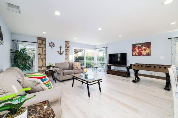 Smart TV, foosball, offices - Single Story w Backyard & Views (Plumeria Perch) (Laguna Niguel)