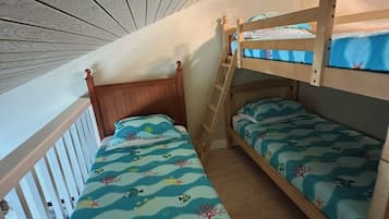 2 bedrooms, travel cot, WiFi, bed sheets
