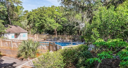 Beautiful sunsets at this marsh view condo; enjoy the community pool close to all islands amenities