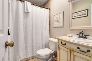 Combined shower/bathtub, towels