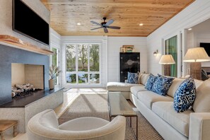 电视、DVD 播放器、书