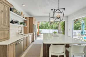 冰箱、微波炉、烤箱、炉灶