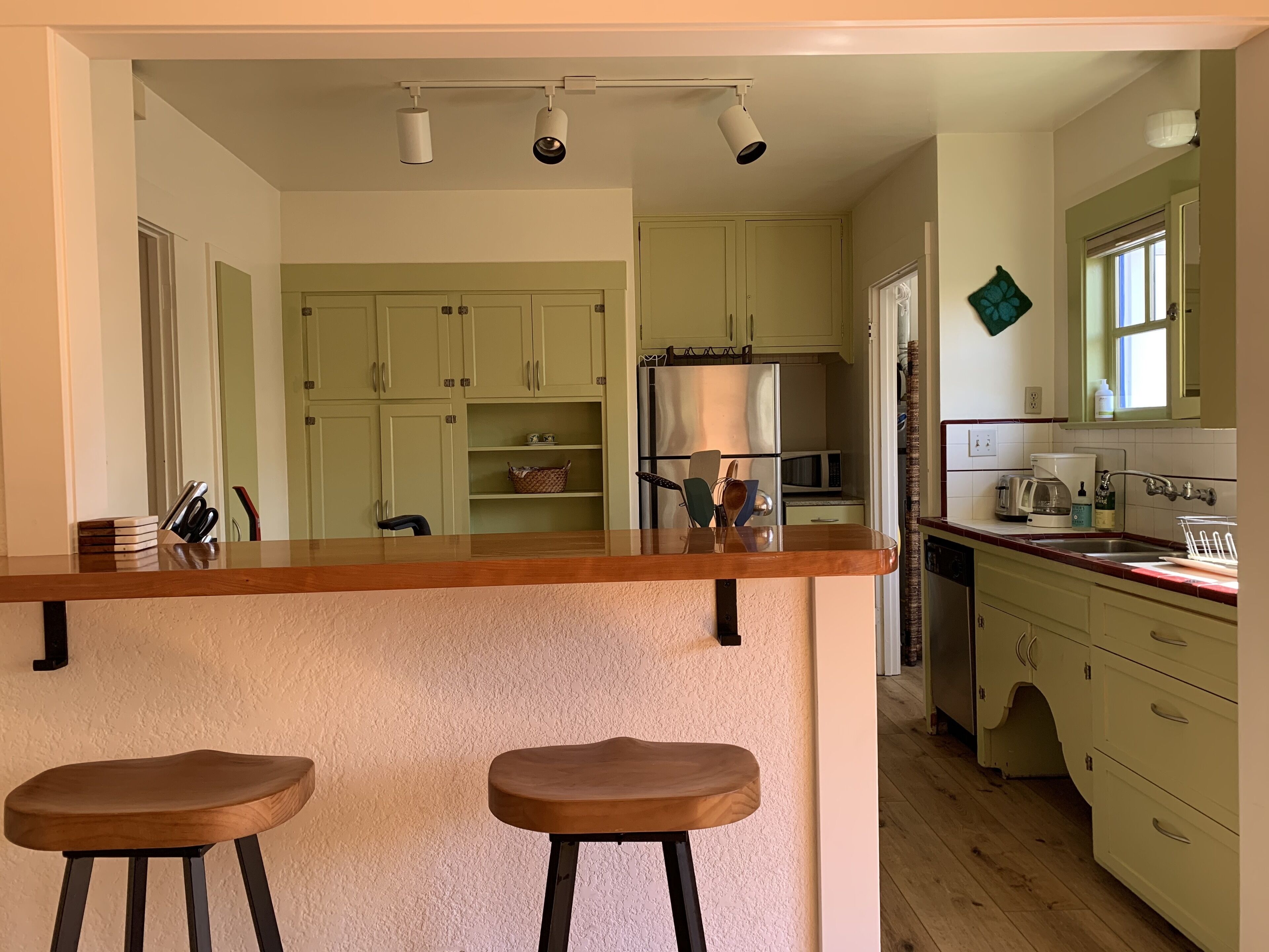 Wasserkocher mit Kaffee-/Teezubehör, Kühlschrank, Mikrowelle, Ofen
