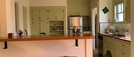 Wasserkocher mit Kaffee-/Teezubehör, Kühlschrank, Mikrowelle, Ofen