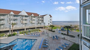Un hotel con piscina, area salotto all'aperto e vista sull'oceano.