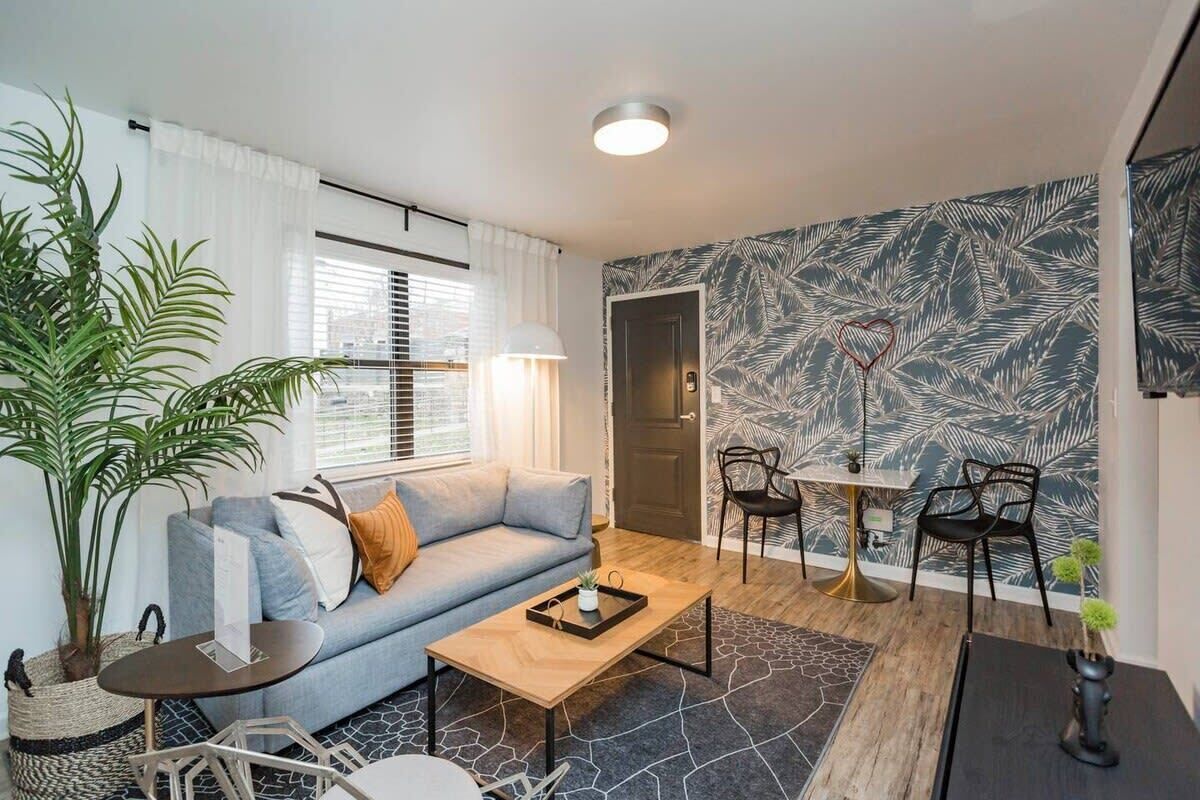 Hip Urban Designer Apartment | Free Parking