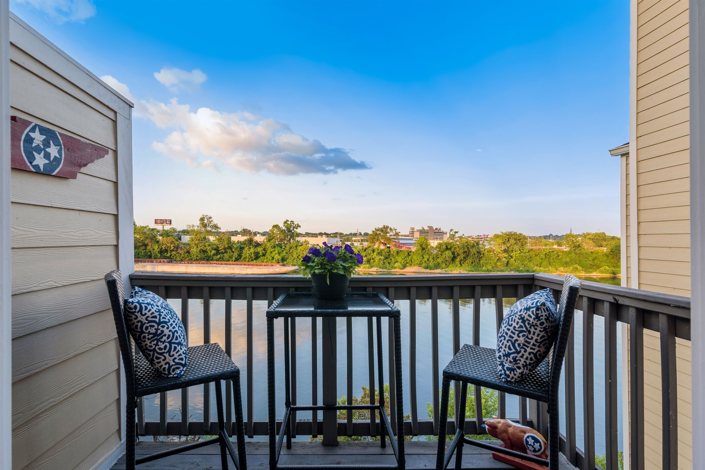 Riverfront Delight on the Cumberland:Downtown Condo