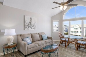 Fernseher, DVD-Player, Bücher