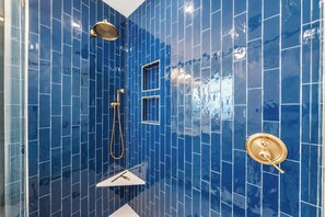 Bañera, secador de pelo y toallas