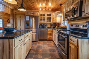 Fridge, microwave, oven, stovetop - Castello: modern cabin with hot tub, pool table and Seneca lake view, along wine trail (Himrod)