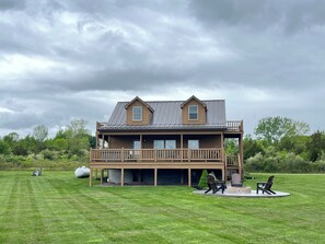 Exterior - Castello: modern cabin with hot tub, pool table and Seneca lake view, along wine trail (Himrod)