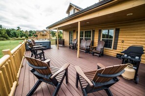 Terrace/patio - Castello: modern cabin with hot tub, pool table and Seneca lake view, along wine trail (Himrod)