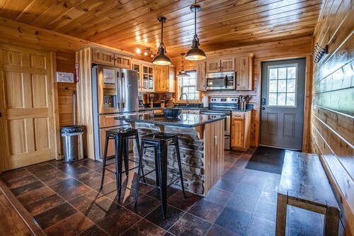 Castello at Castle Point, cabin with lake view!