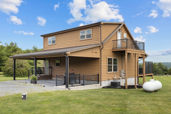 Exterior - Castello at Castle Point, 3 bedroom cabin with hot tub, pool table, lake view! (Himrod)