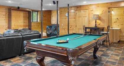 Castello at Castle Point, 3 bedroom cabin with hot tub, pool table, lake view!