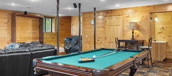 Castello at Castle Point, 3 bedroom cabin with hot tub, pool table, lake view!