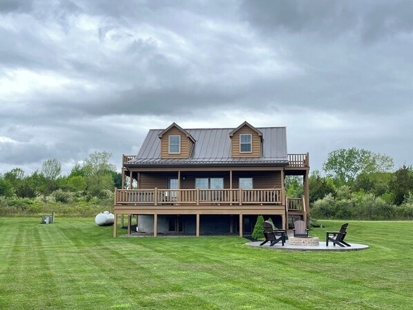 Exterior - Castello at Castle Point, 3 bedroom cabin with hot tub, pool table, lake view! (Himrod)