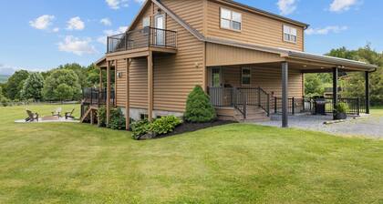 Castello at Castle Point, 3 bedroom cabin with hot tub, pool table, lake view!