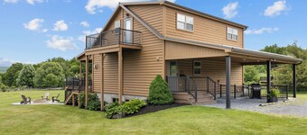 Castello at Castle Point, 3 bedroom cabin with hot tub, pool table, lake view!
