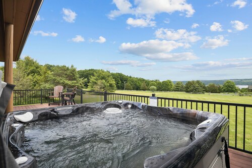 Castello at Castle Point, 3 bedroom cabin with hot tub, pool table, lake view!