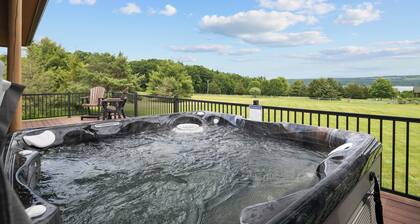 Castello at Castle Point, 3 bedroom cabin with hot tub, pool table, lake view!