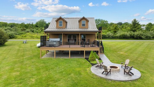 Castello at Castle Point, 3 bedroom cabin with hot tub, pool table, lake view!