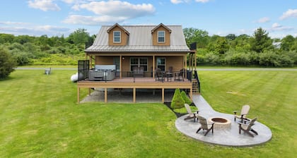 Castello at Castle Point, 3 bedroom cabin with hot tub, pool table, lake view!