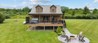 Castello at Castle Point, 3 bedroom cabin with hot tub, pool table, lake view!
