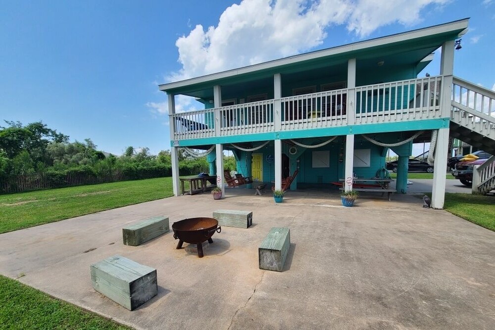 Sea Level is an adorable two bedroom beach house! Comfortable for sleeping 8.
